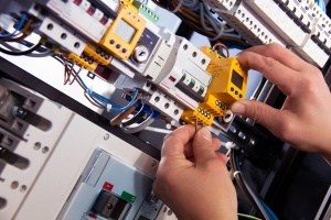 Produzione di un quadro elettrico a bassa tensione TGBT con macchine utensili