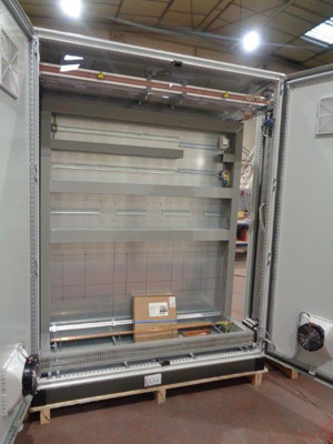 Intérieur d’une armoire électrique, avec goulottes et rails Din, fait par des équipements Coup’goulotte et Coup’Din